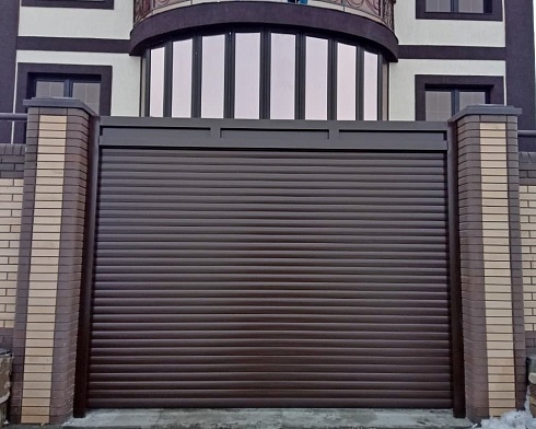 Роллетные ворота Алютех серии Prestige со сплошным алюминиевым профилем роликовой прокатки AG/77 с доставкой в Феодосии 